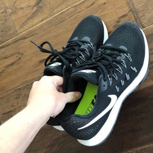 Barely worn Nike Zoom Pegasus 33 running shoes